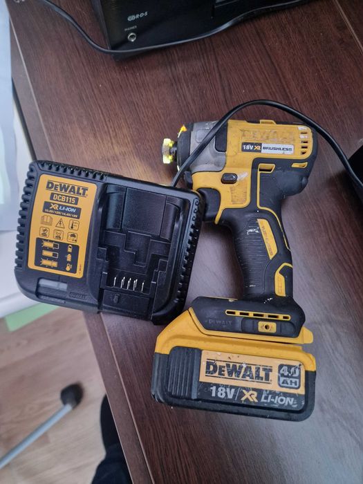 Filetanta IMPACT DEWALT 18V Li-ION cu baterie de 4AH si incarcator cor