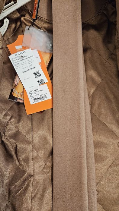 Чисто ново палто от кашмир с вълна и естествена кожена яка