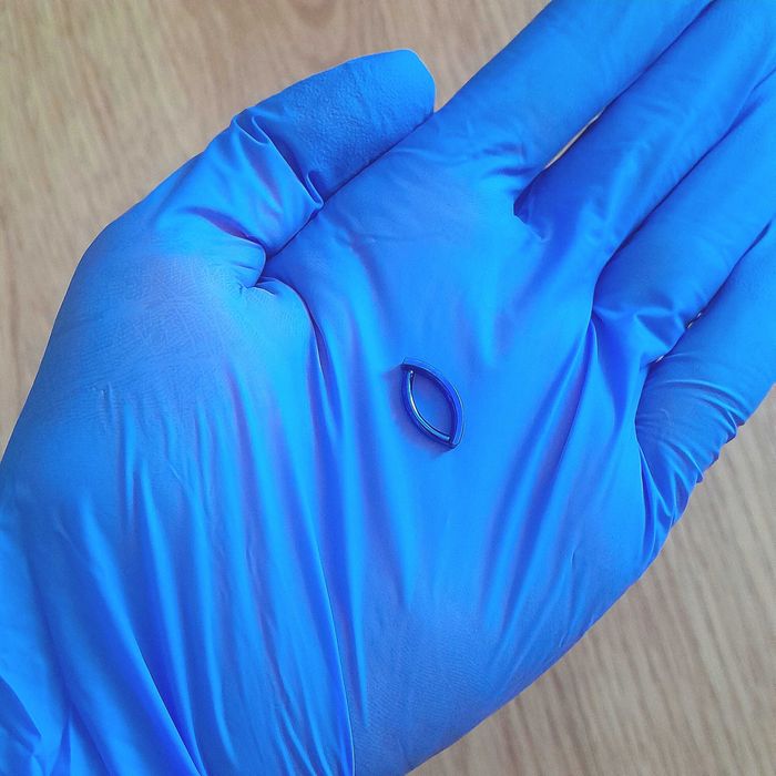 PIERCING CLICKER de titaniu albastru cu zirconiu cubic