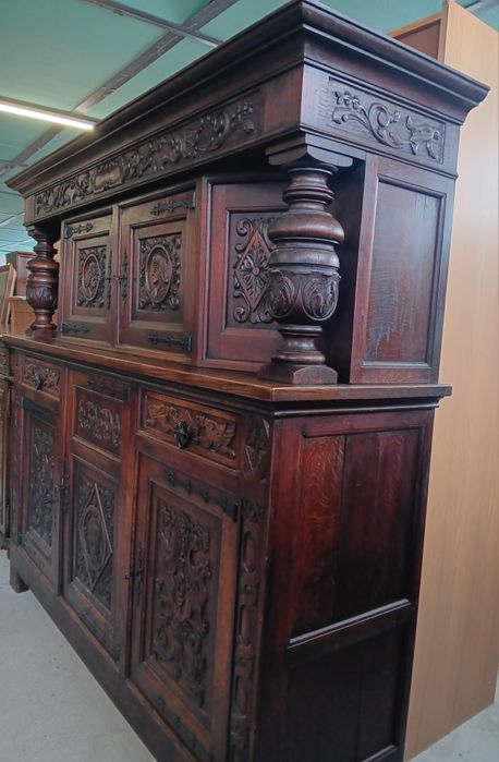 Антикварен комплект - бюфет, разтегателна маса и шест стола