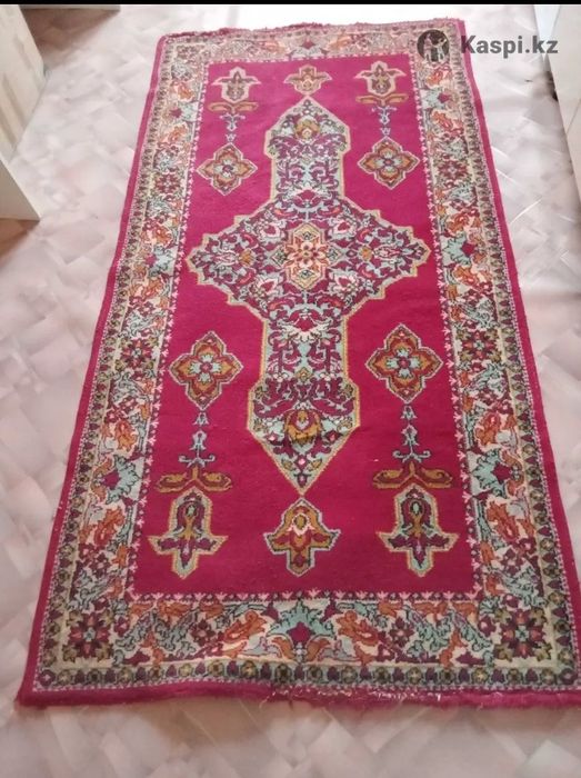 Продаётся  б/у ковры , сундук мебе