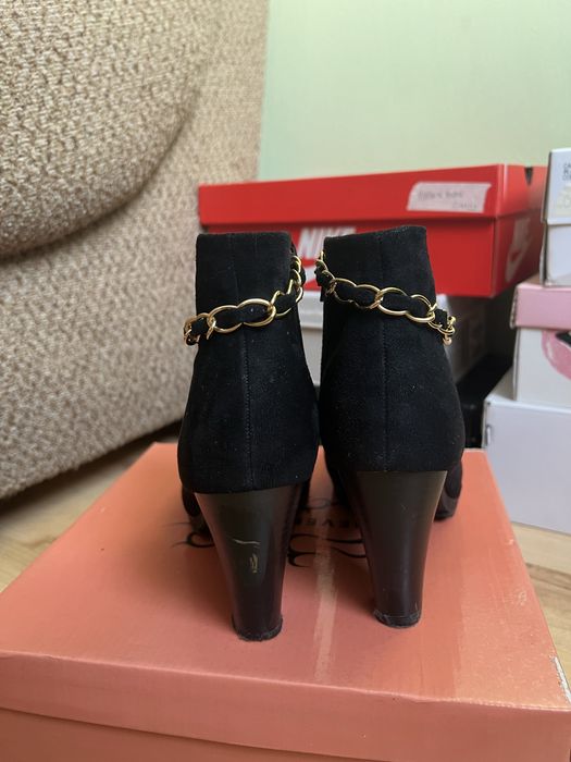 Черни боти на ток