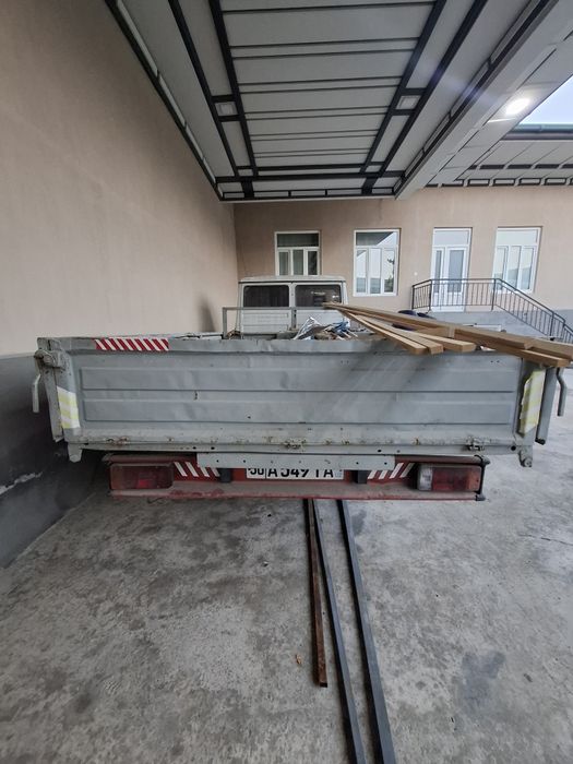 Yuk tashuvchi iveco mashina