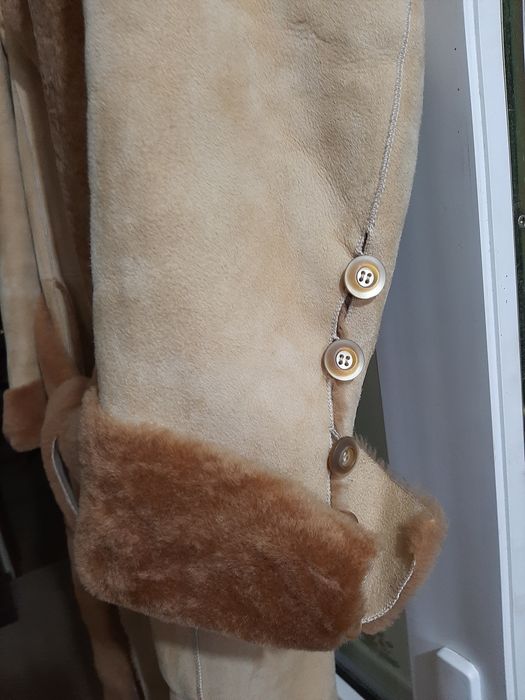 Vînd haină de blană din piele de căprioara