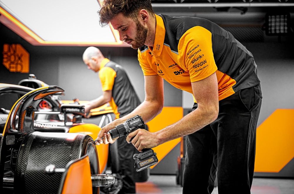 Ударен Винтоверт / Бормашина DeWALT DCD85M McLaren F1  18V / 90Nm