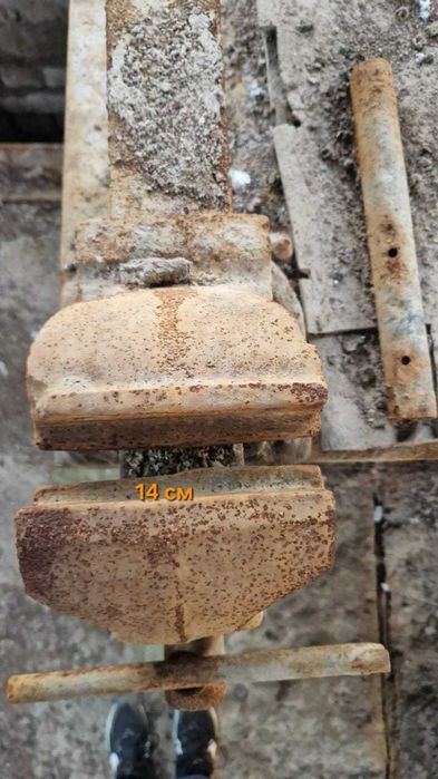 Тиски слесарные ТСЧ-140 мм, чугун, СССР  ГОСТ 4045-75 губцы 14см