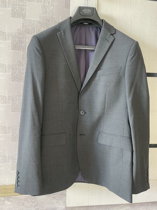 Продам костюм новый