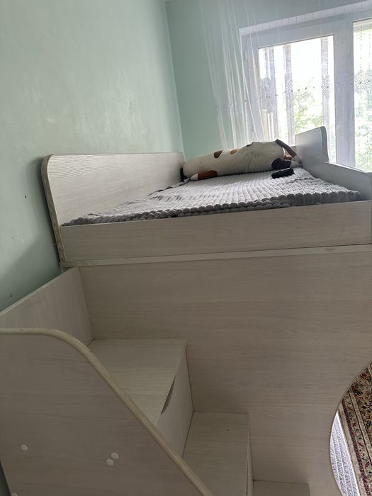 Двухярусный кроват