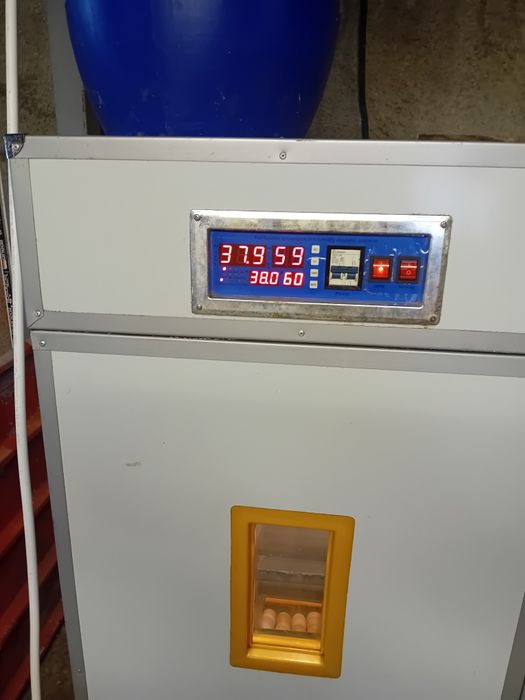 Vînd sau schimb Incubator 2200 ouă de găină profesional + eclozor