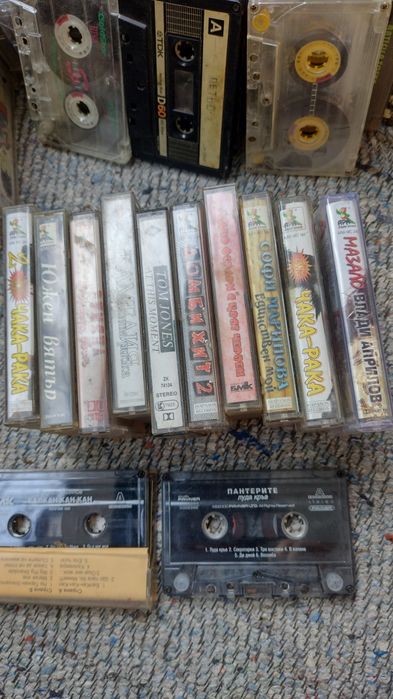 157  аудио касети,обикновенни 4 бр видео касети