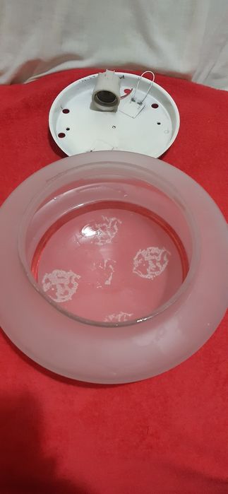 Плафон на потолок и на стену.