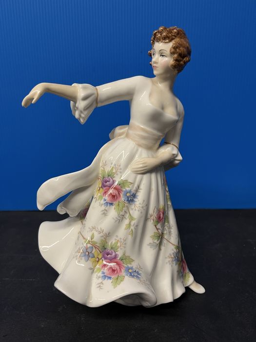 Красива,порцеланова фигура-Royal Doulton,England