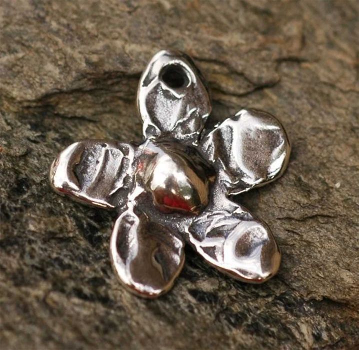 Сребърен медальон 925 маргаритка – талисман за нежност и ново начало.