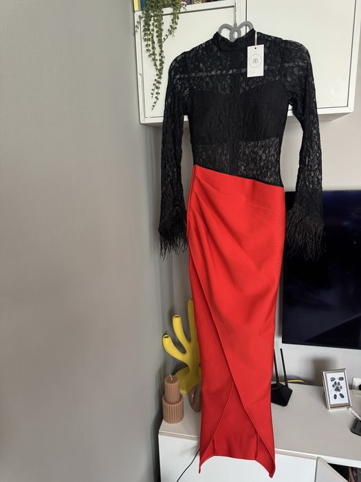 Официална дълга рокля дантела с пера от щраус Bella Barnett