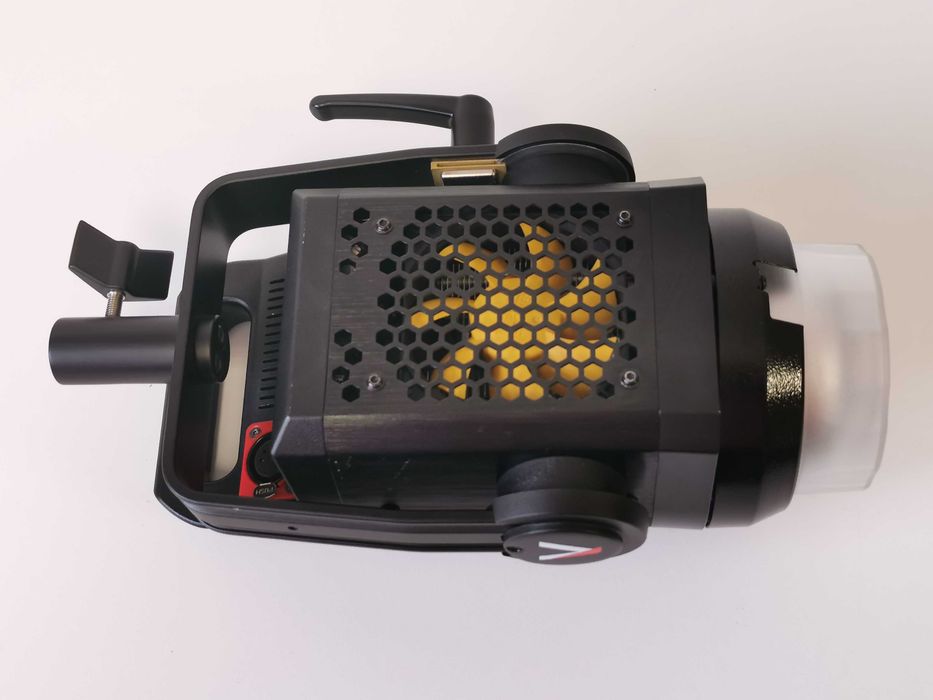 Aputure Light Storm LS C120D II (V-mount) професионално LED осветление за фотография, видео или влогинг