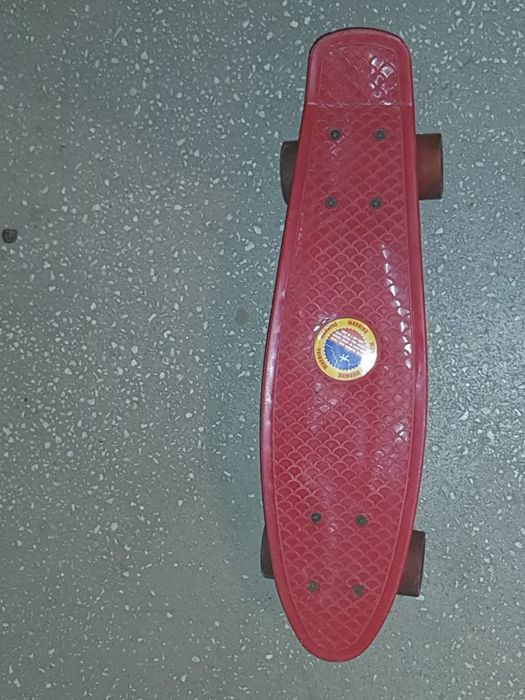 Penny board cu roți de silicon.
