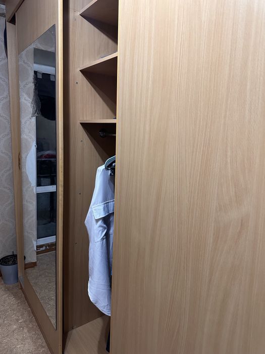 Шкаф в спальню с зеркалом