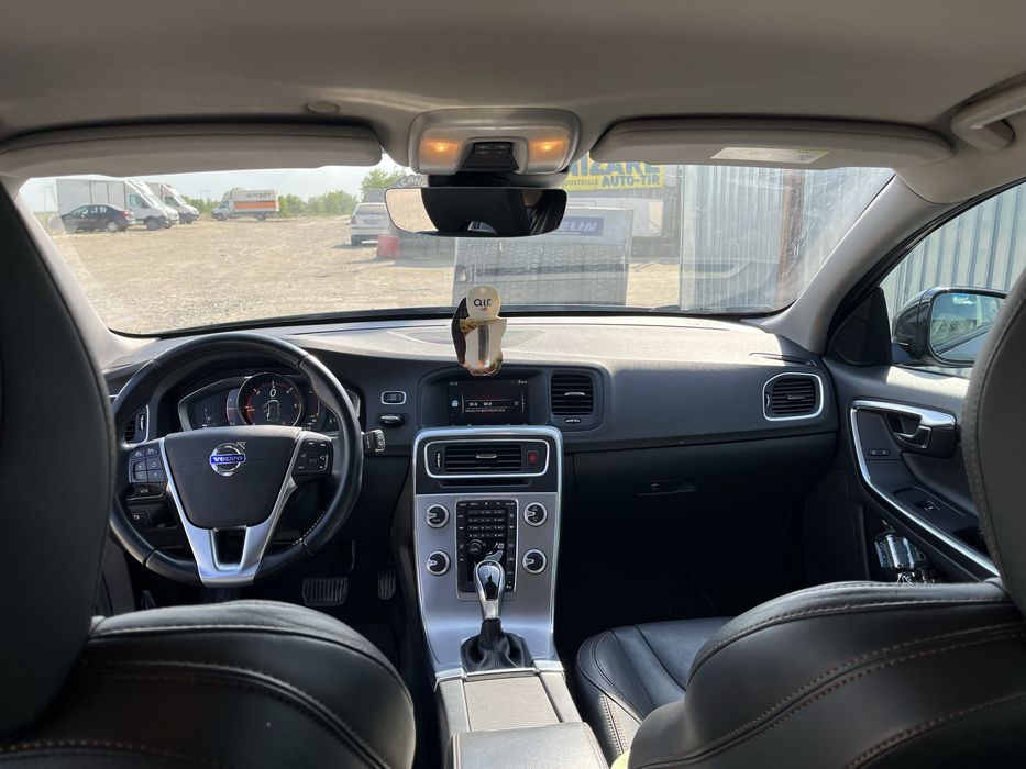 Vand sau schimb Volvo V60 Cross Country