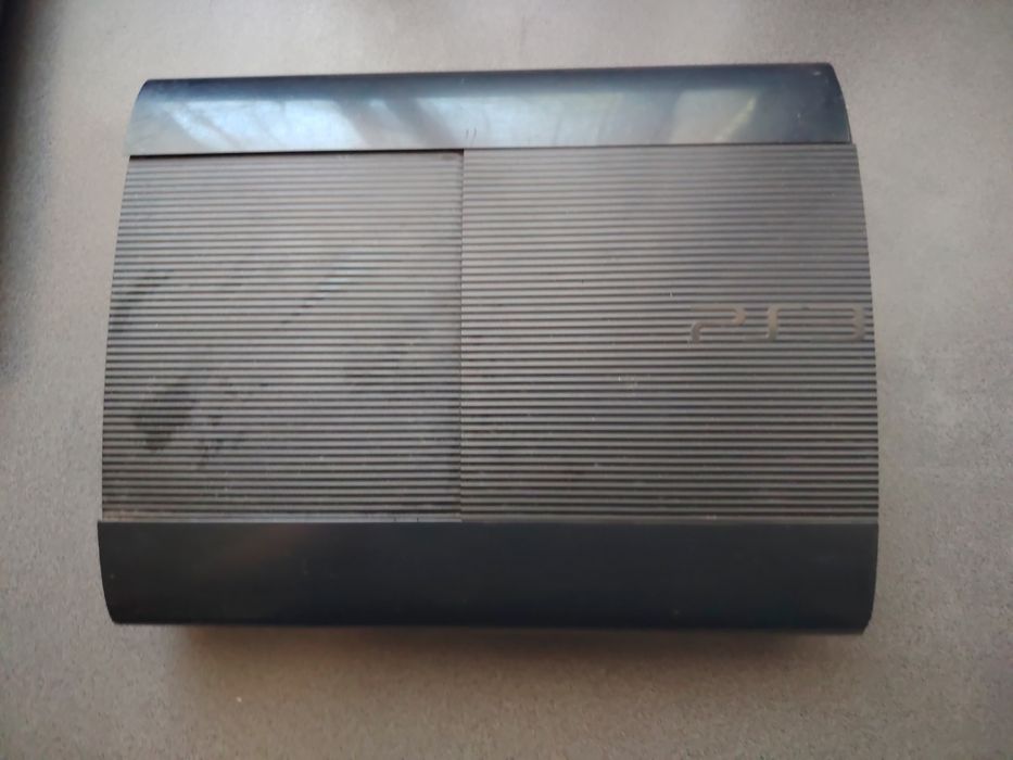 Vând Play station 3 super slim
