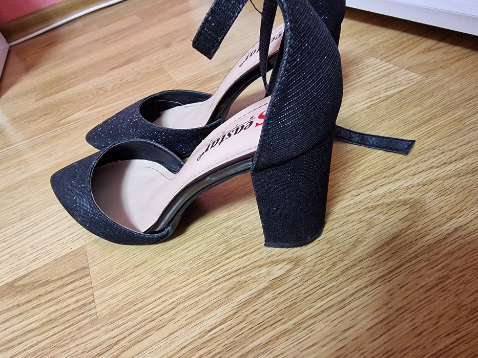 Черни блестящи токчета