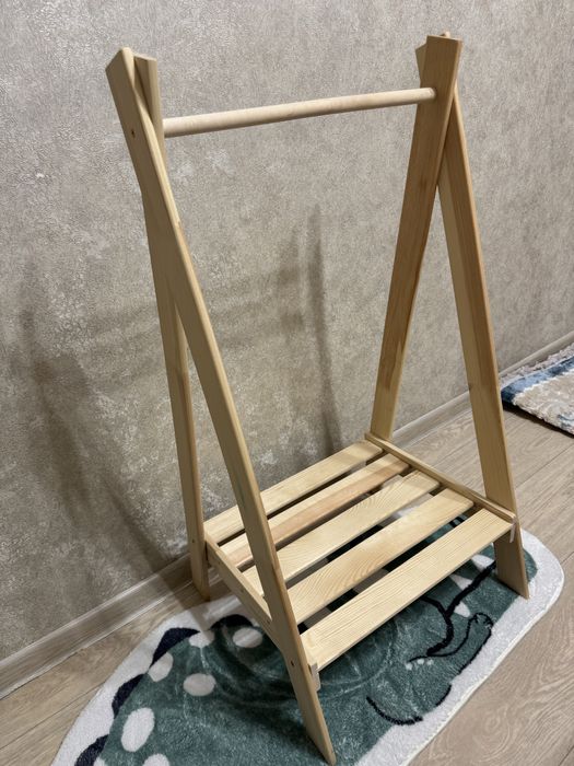 Детская деревянная вешалка