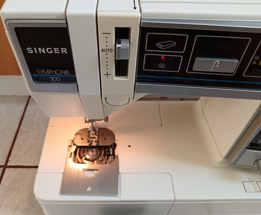 Mașina de cusut electrica, SINGER symphonie 300, pedala și accesorii