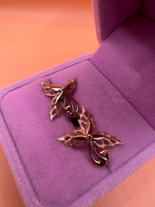 Продам золотые серьги.