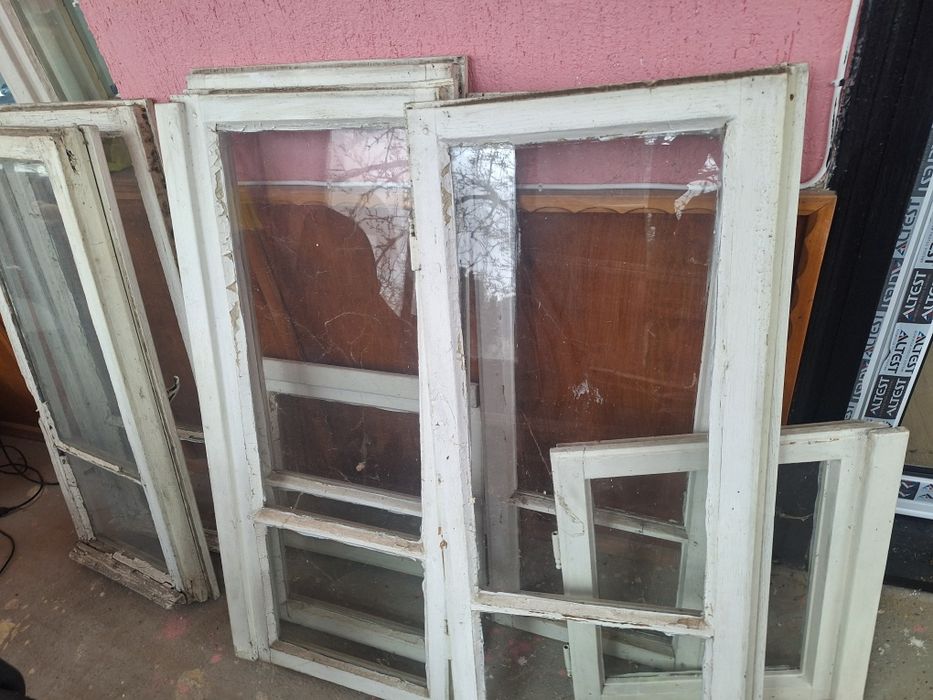 Стара двойна дървена врата