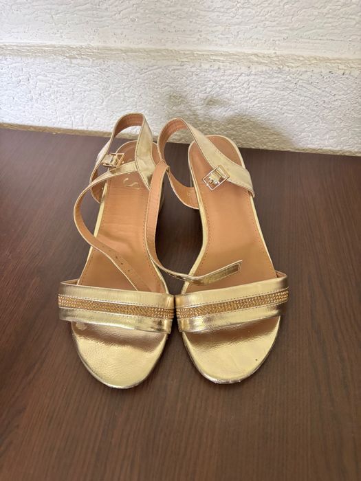 Дамски сандали с нисък ток