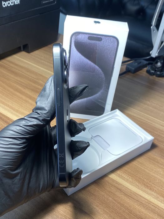 iPhone 15 Pro• 256 GB • Black Titanium