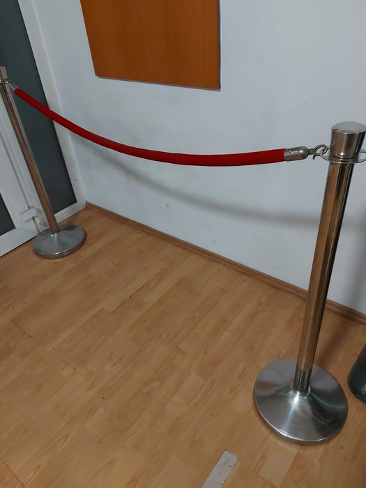 Coloane separeu, delimitare cu snur rosu