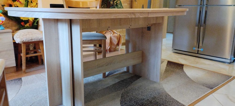 трапезна . маса.