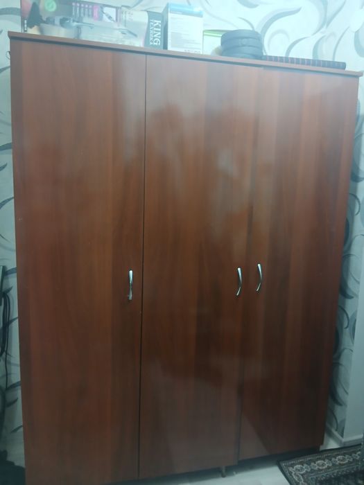 Шкаф коричневый  .