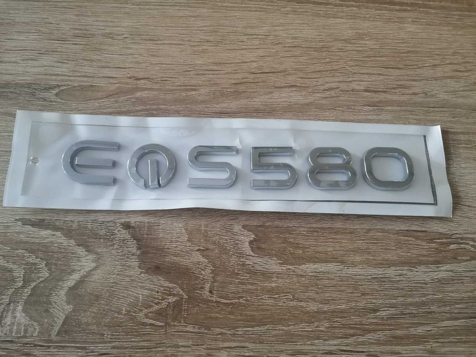 сребрист надпис Mercedes Benz EQS 580