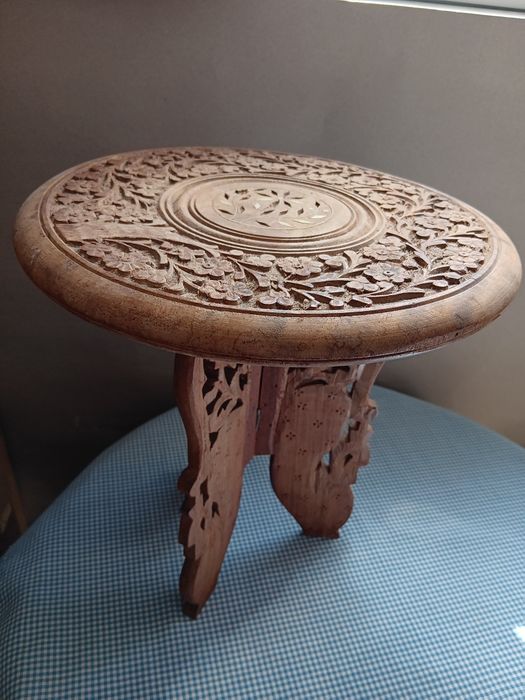 Măsuță veche din lemn sculptata, Pliabila 32/28,5 cm, De colectie