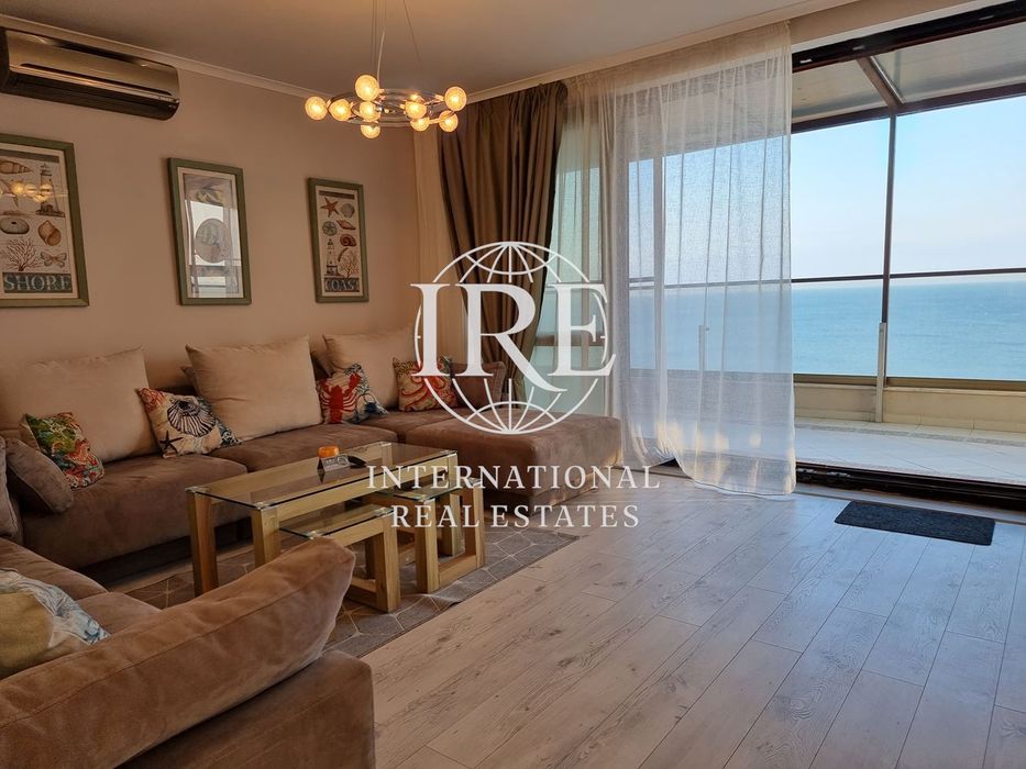 Стилен четиристаен апартамент под наем с фронтална морска панорама и