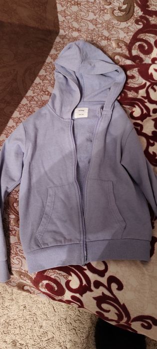 Детская одежда примерно на 5-6 лет.