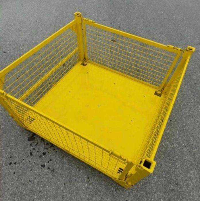 Box paleți metalice pe stoc  cu podea de tabla