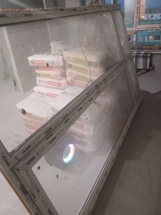 Продам пластиковую витрину с дверью