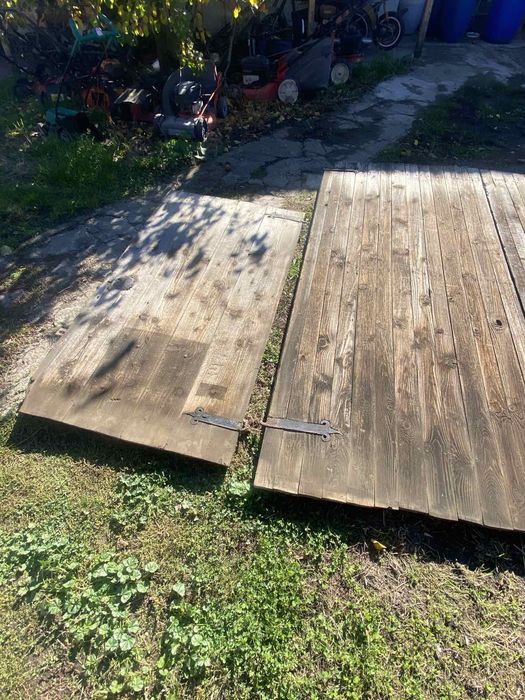 Стара дървена порта .