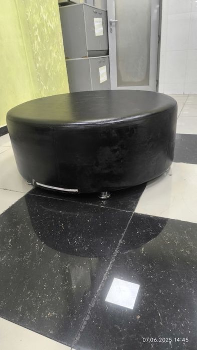 Пуфы круглые черные