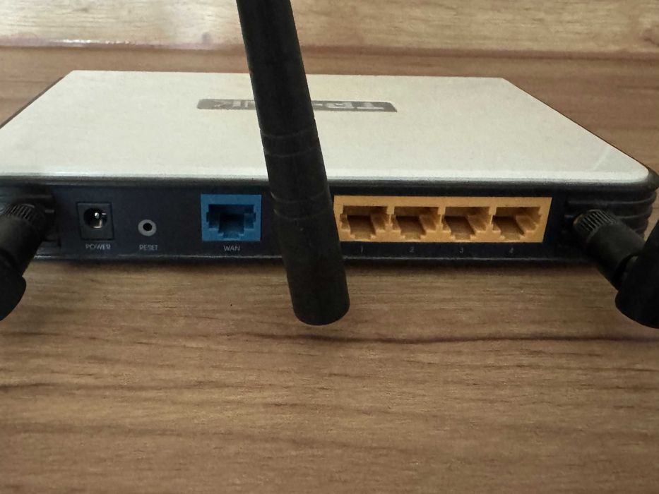 Безжичен рутер TP-Link TL-WR941ND с OpenWRT + суич