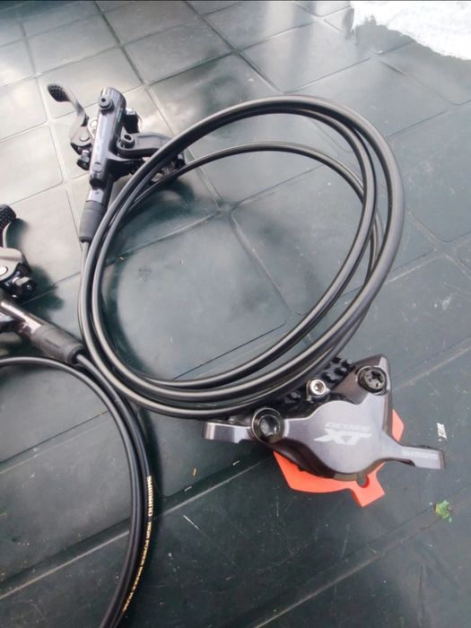 Frână spate Shimano XT BR-M8100 și frână față XT BR-M8120.