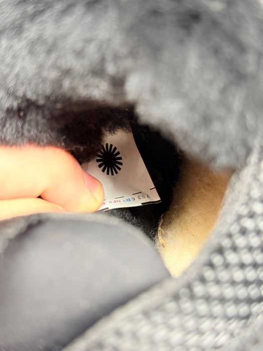 UGG Lowmel Negri Noi, in cutie