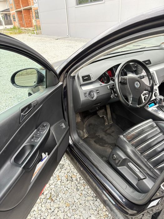 Momentan masina are numere negre Vw passat 2.0l 140 cp , cutie automata , dotari full tot ce se putea pune pana la anuk ei