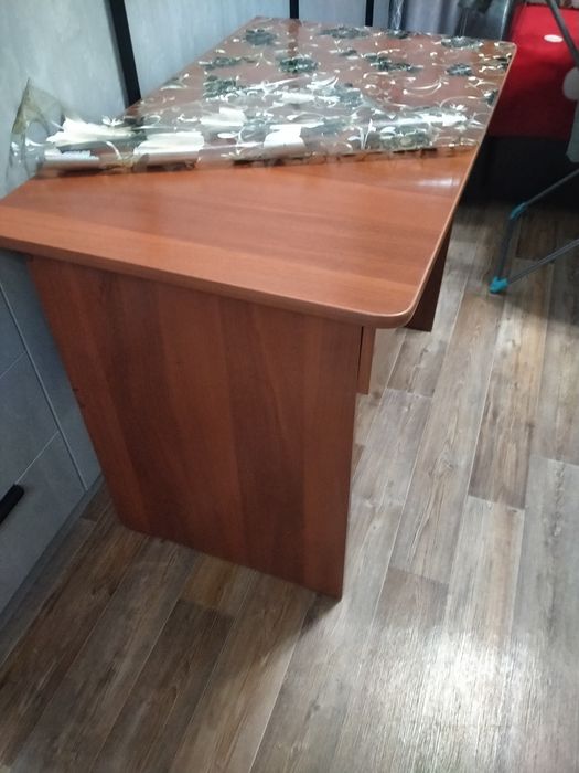 Продам стол со шкафчиками