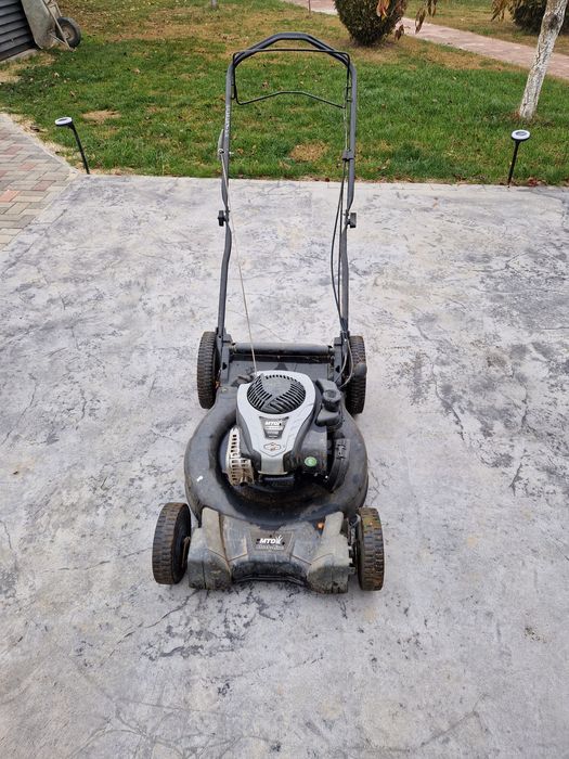 Masina de tuns iarba