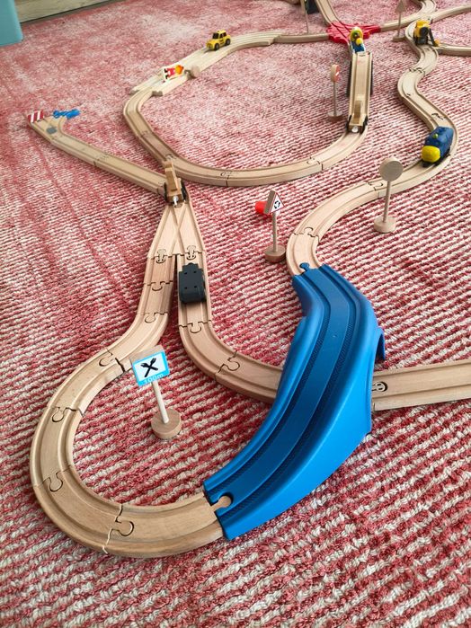 2-3 seturi de șine din lemn Playtive (Lidl)+semne de parcare+accesorii +câteva trenulețe chuggington– ideal cadou mare!