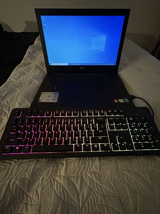 Vând laptop Dell Inspiron 3542 i7, funcțional, stare bună.