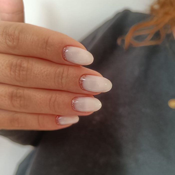 Manichiura semipermanenta si construcție gel